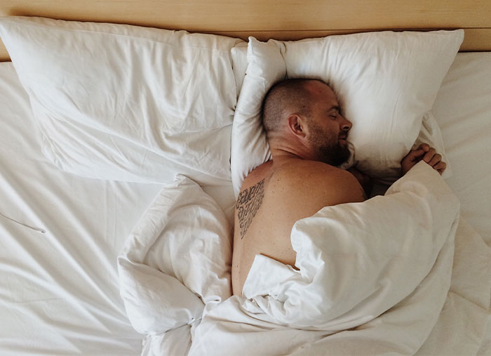 Guy Refuses To Cover Up And Continues To Sleep Naked Even Though Neighbor Says He's A "Menace To The Neighborhood" Guy Refuses To Cover Up And Continues To Sleep Naked Even Though Neighbor Says He's A "Menace To The Neighborhood"