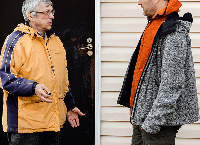 Guy Refuses To Cover Up And Continues To Sleep Naked Even Though Neighbor Says He's A "Menace To The Neighborhood" Guy Refuses To Cover Up And Continues To Sleep Naked Even Though Neighbor Says He's A "Menace To The Neighborhood"