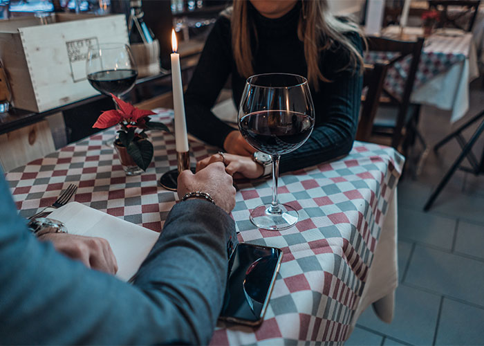 "It's The Most Miserable Marriage I've Ever Seen": 30 Stories Of People Dating And Marrying Rich