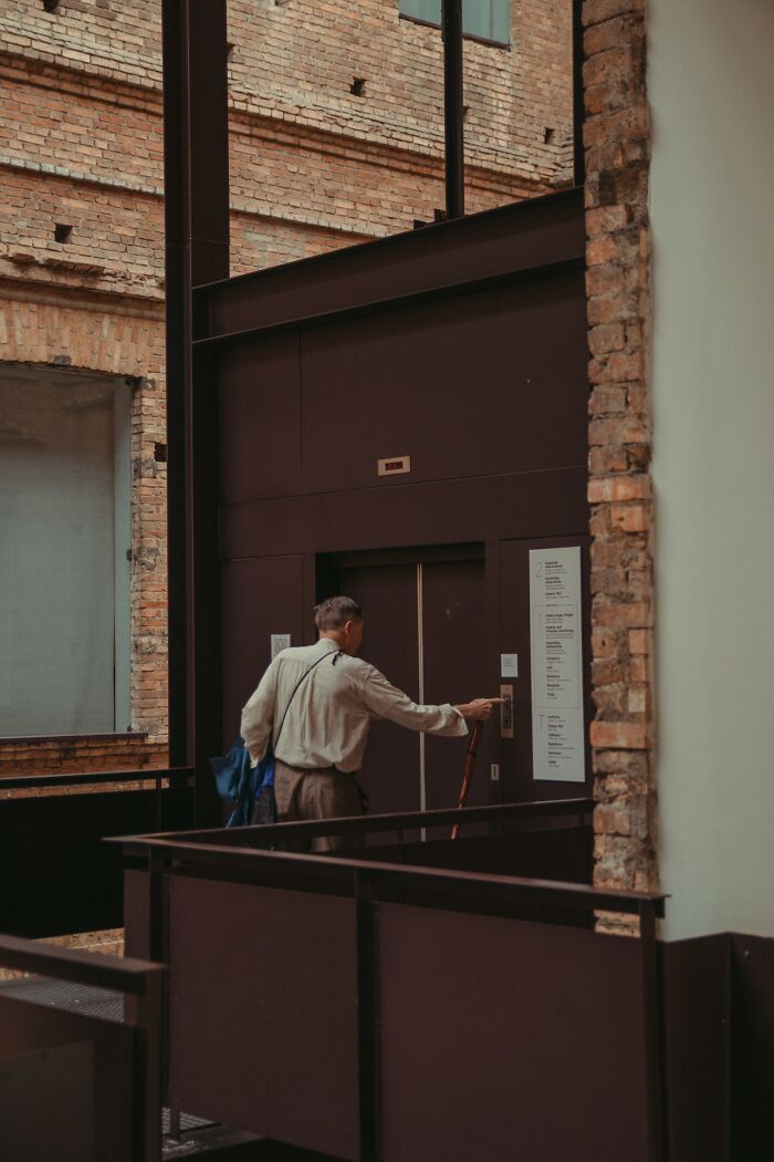 From Nannies To Lab Researchers To Car Mechanics, Folks Online Are Opening Up About Their 30 'Behind-The-Scenes' Work Secrets