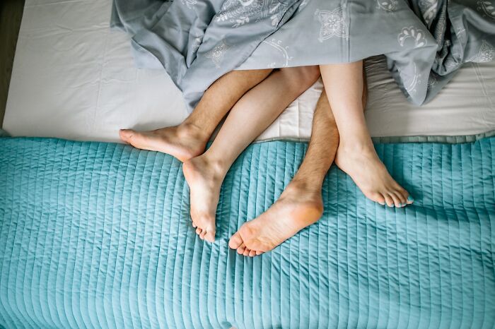 “If My Husband Went To Bed At The Same Time As Me”: 30 Women Share Simple Things That Can Go A Long Way In Improving Romantic Relationships