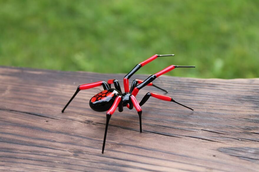 I Create Glass Spider Figurines In Vibrant Colors (7 Pics)