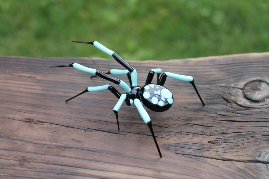 I Create Glass Spider Figurines In Vibrant Colors (7 Pics)
