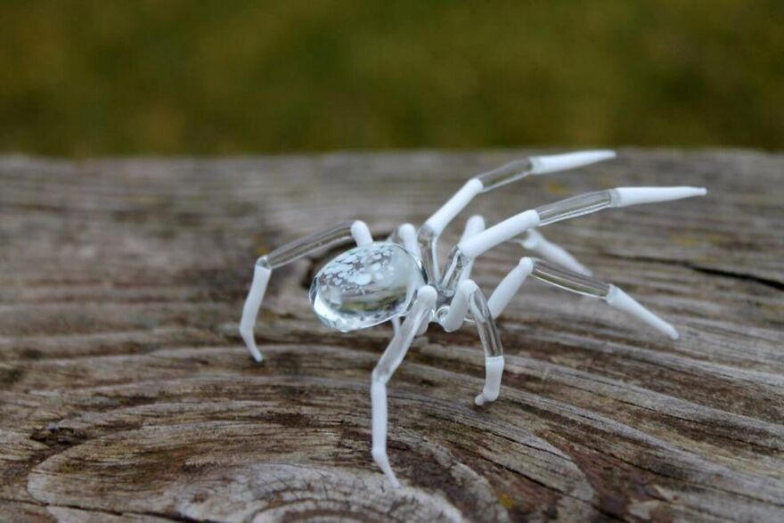 I Create Glass Spider Figurines In Vibrant Colors (7 Pics)