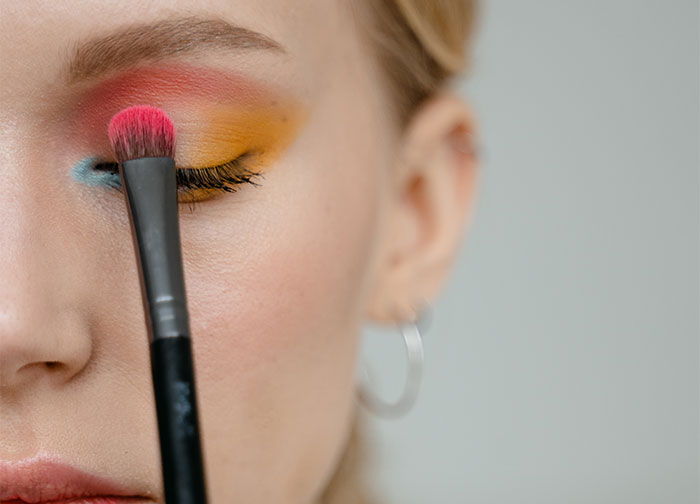 Older Women Were Asked To Share Something That Young Women Do That Puzzles Them, And 30 Didn't Hold Back