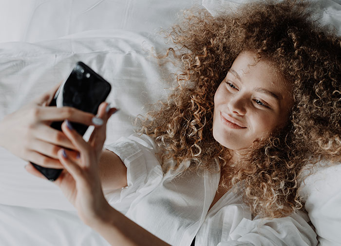 Older Women Were Asked To Share Something That Young Women Do That Puzzles Them, And 30 Didn't Hold Back