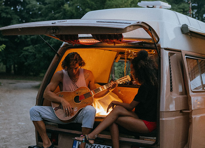 Older Women Were Asked To Share Something That Young Women Do That Puzzles Them, And 30 Didn't Hold Back