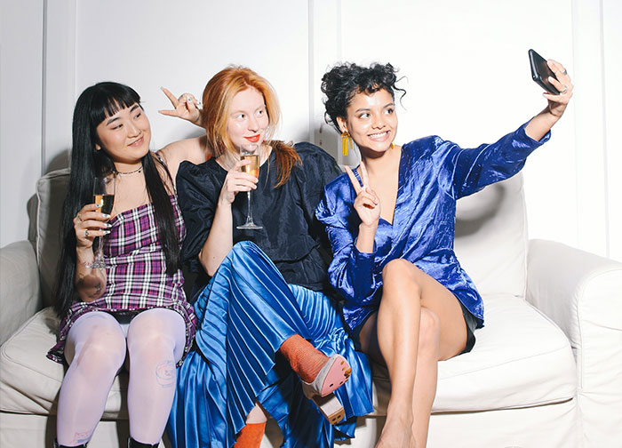 Older Women Were Asked To Share Something That Young Women Do That Puzzles Them, And 30 Didn't Hold Back