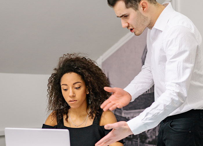 Older Women Were Asked To Share Something That Young Women Do That Puzzles Them, And 30 Didn't Hold Back