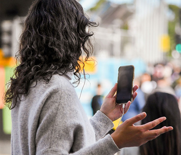 Older Women Were Asked To Share Something That Young Women Do That Puzzles Them, And 30 Didn't Hold Back