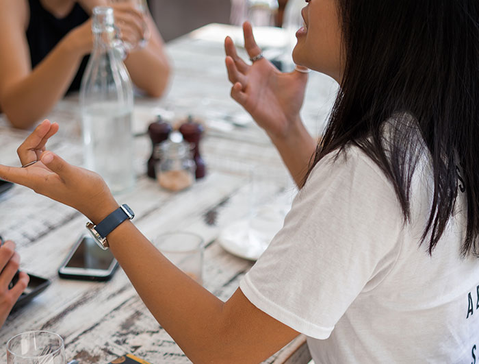 Older Women Were Asked To Share Something That Young Women Do That Puzzles Them, And 30 Didn't Hold Back