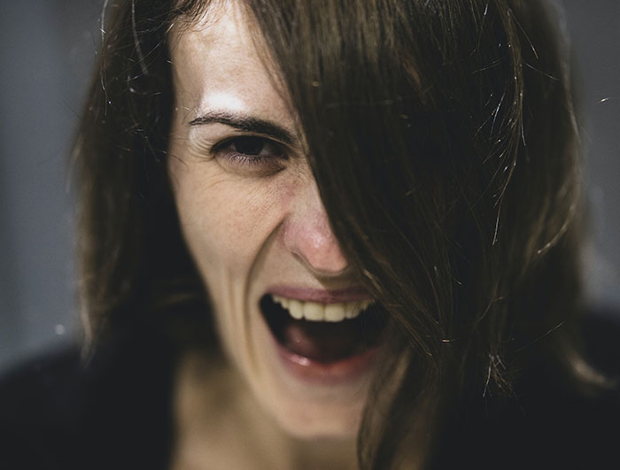 Older Women Were Asked To Share Something That Young Women Do That Puzzles Them, And 30 Didn't Hold Back