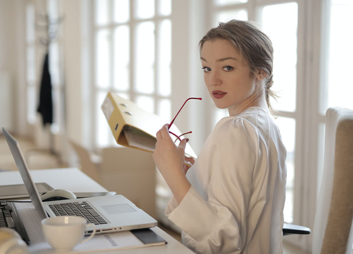 Older Women Were Asked To Share Something That Young Women Do That Puzzles Them, And 30 Didn't Hold Back