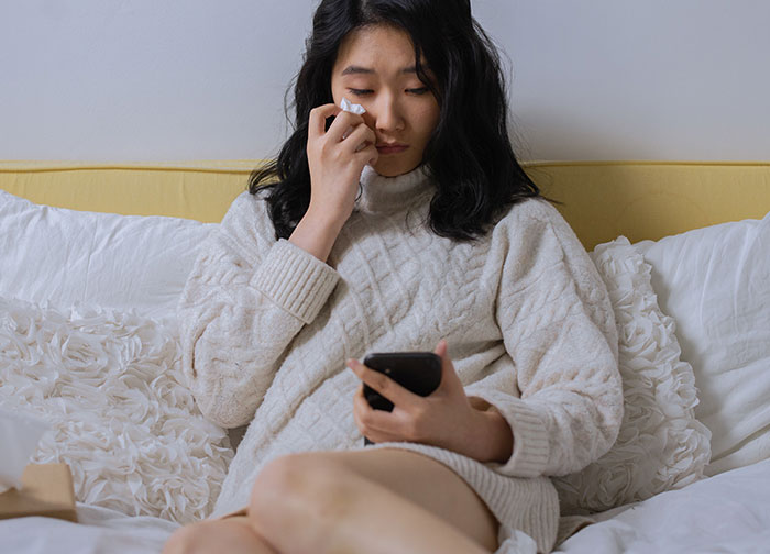 Older Women Were Asked To Share Something That Young Women Do That Puzzles Them, And 30 Didn't Hold Back