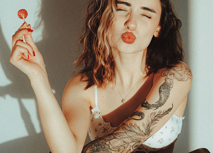 Older Women Were Asked To Share Something That Young Women Do That Puzzles Them, And 30 Didn't Hold Back