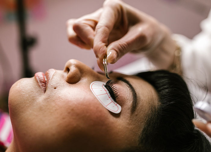 Older Women Were Asked To Share Something That Young Women Do That Puzzles Them, And 30 Didn't Hold Back