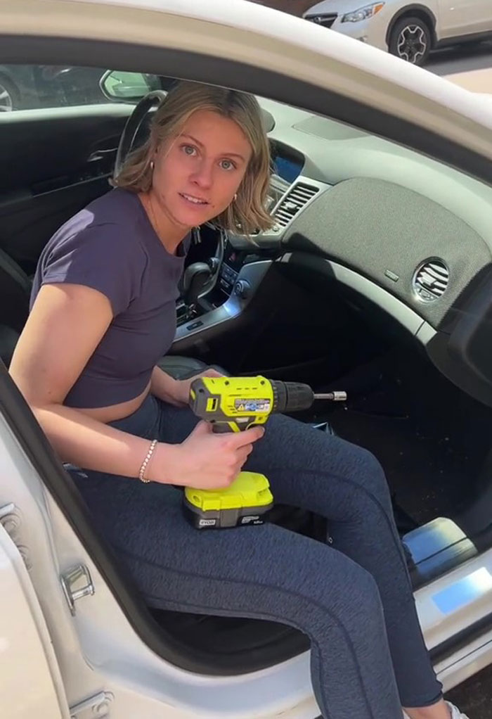 Woman Shares How An Auto Shop Wanted To Charge Her 10 Times The Actual Cost For A Simple Job She Could Do Herself Woman Shares How An Auto Shop Wanted To Charge Her 10 Times The Actual Cost For A Simple Job She Could Do Herself