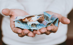 Tras 16 años, este hijo ofrece «vender» su perdón a sus padres por haberle «echado» de casa a los 18