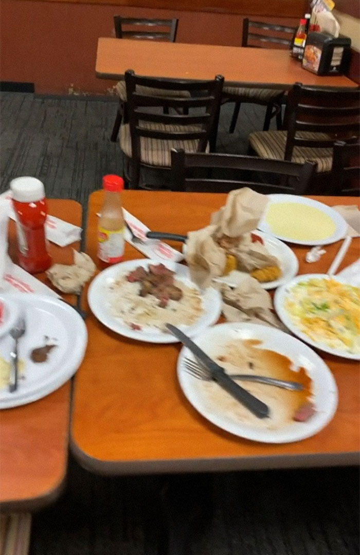 "I Should Have Hundreds Of Dollars Right Now": Buffet Worker Has Had It With People Leaving A Mess Behind And No Tips, Starts Discussion Online