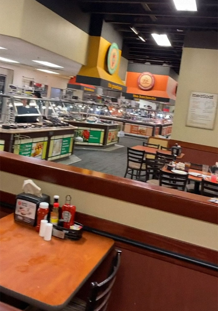 "I Should Have Hundreds Of Dollars Right Now": Buffet Worker Has Had It With People Leaving A Mess Behind And No Tips, Starts Discussion Online