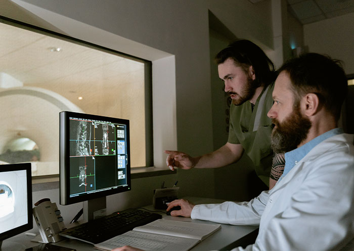 "Started Forgetting Words": 30 People Share Early Signs Of Cancer To Look Out For