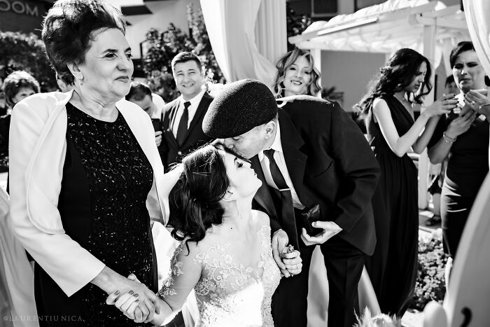 40 Unforgettable Moments Captured At The Weddings In Black And White