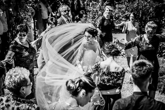 40 Unforgettable Moments Captured At The Weddings In Black And White