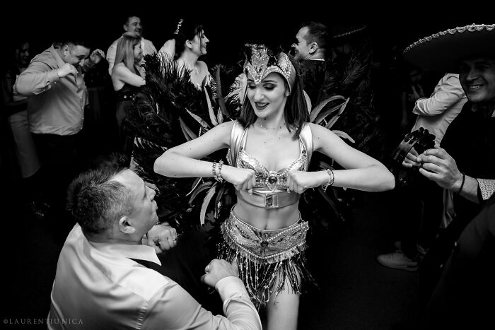 40 Unforgettable Moments Captured At The Weddings In Black And White