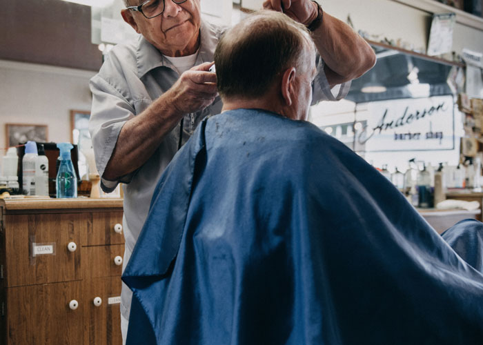 Customer Wants To Pay In Cash, Rude Barber Slaps It Out Of His Hands And Shows Him To The Credit Card Reader And He Maliciously Complies Customer Wants To Pay In Cash, Rude Barber Slaps It Out Of His Hands And Shows Him To The Credit Card Reader And He Maliciously Complies