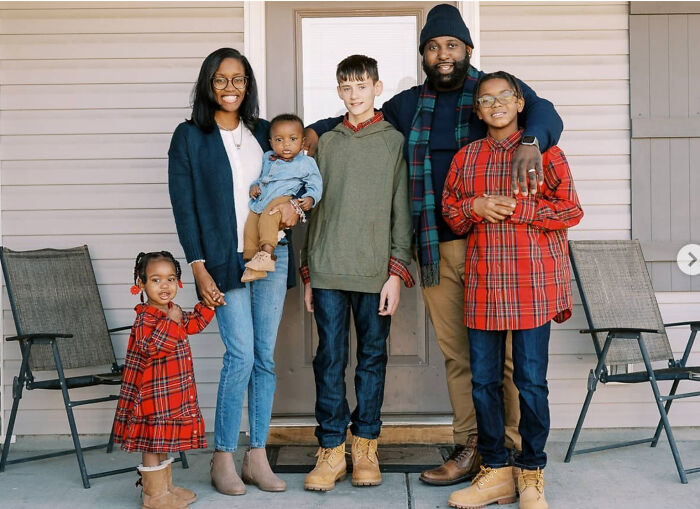 Familia adopta a un niño después de que este se convirtiera en el mejor amigo de su hijo