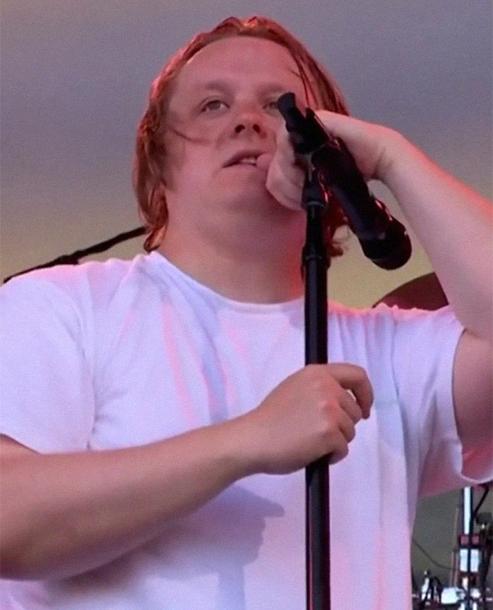 Lewis Capaldi Apologizes To Fans As He Battles Tics During The Show, And The Crowd&rsquo;s Response Is Amazing