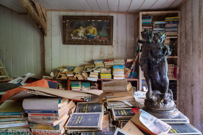 The Dark Past Of This Abandoned House Made Me Visit And Photograph It (15 Pics)