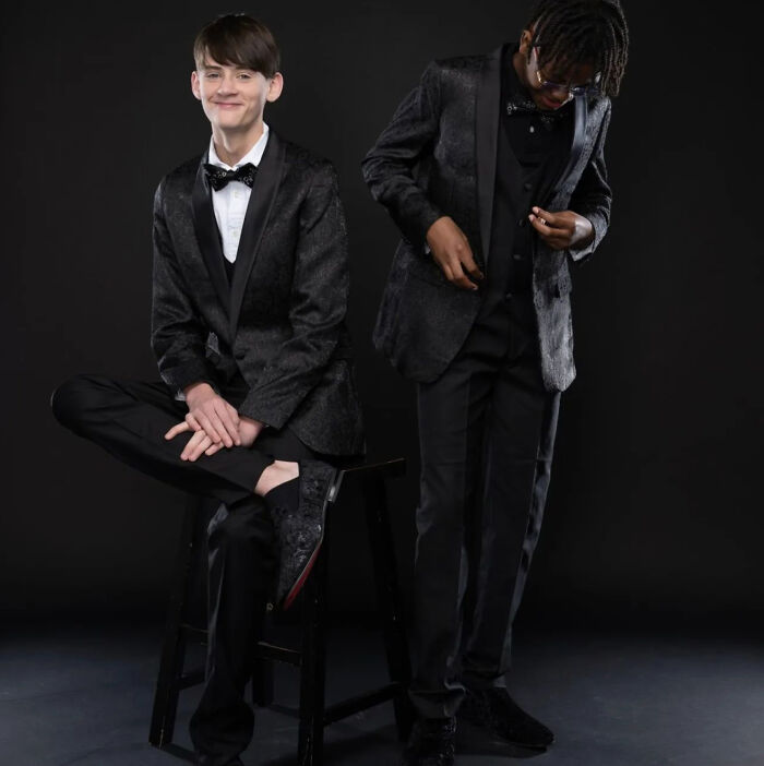 Familia adopta a un niño después de que este se convirtiera en el mejor amigo de su hijo