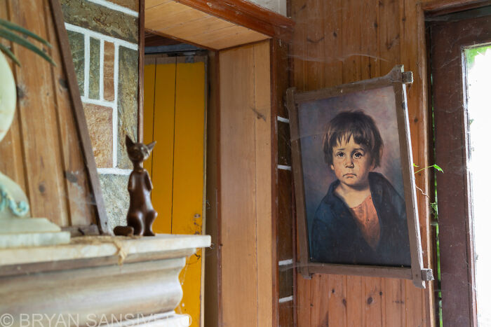 The Dark Past Of This Abandoned House Made Me Visit And Photograph It (15 Pics)