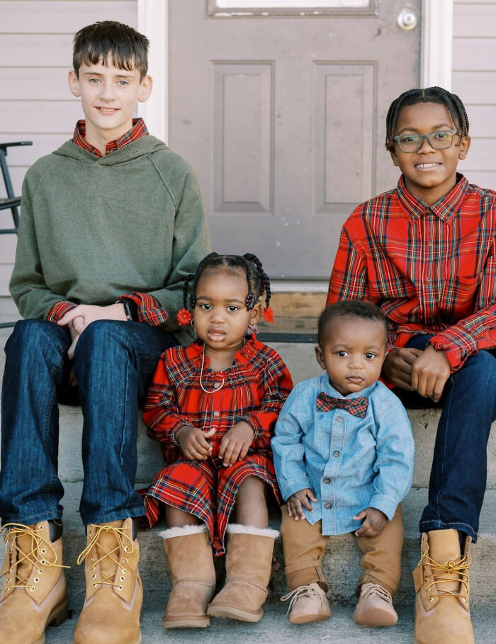 Familia adopta a un niño después de que este se convirtiera en el mejor amigo de su hijo