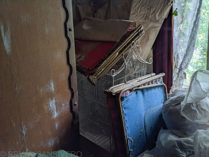 The Dark Past Of This Abandoned House Made Me Visit And Photograph It (15 Pics)