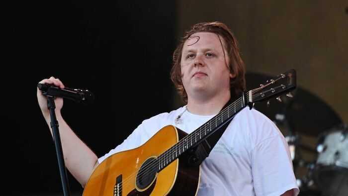 Lewis Capaldi Apologizes To Fans As He Battles Tics During The Show, And The Crowd&rsquo;s Response Is Amazing