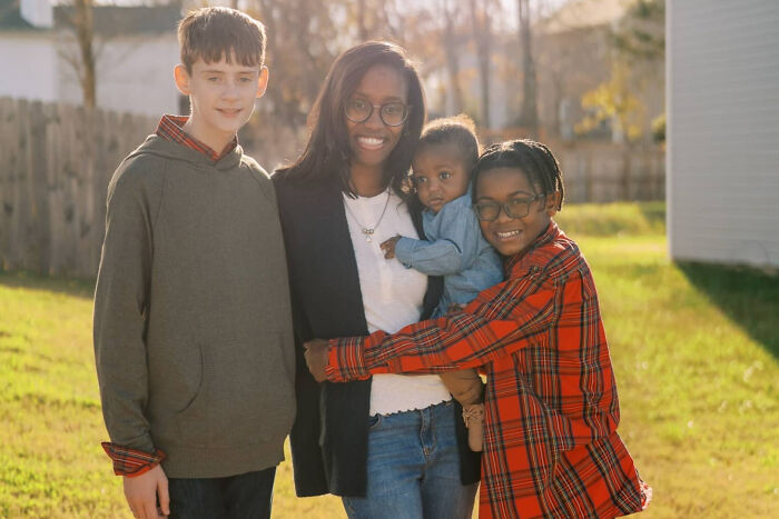 Familia adopta a un niño después de que este se convirtiera en el mejor amigo de su hijo