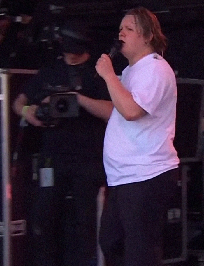 Lewis Capaldi Apologizes To Fans As He Battles Tics During The Show, And The Crowd&rsquo;s Response Is Amazing