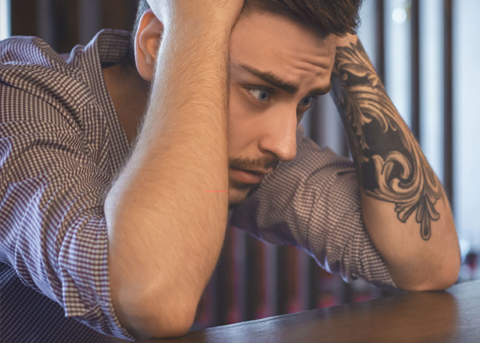 Man Hits On A Woman Without Knowing She's Trans, She Shuts Him Down In A Brilliant Way