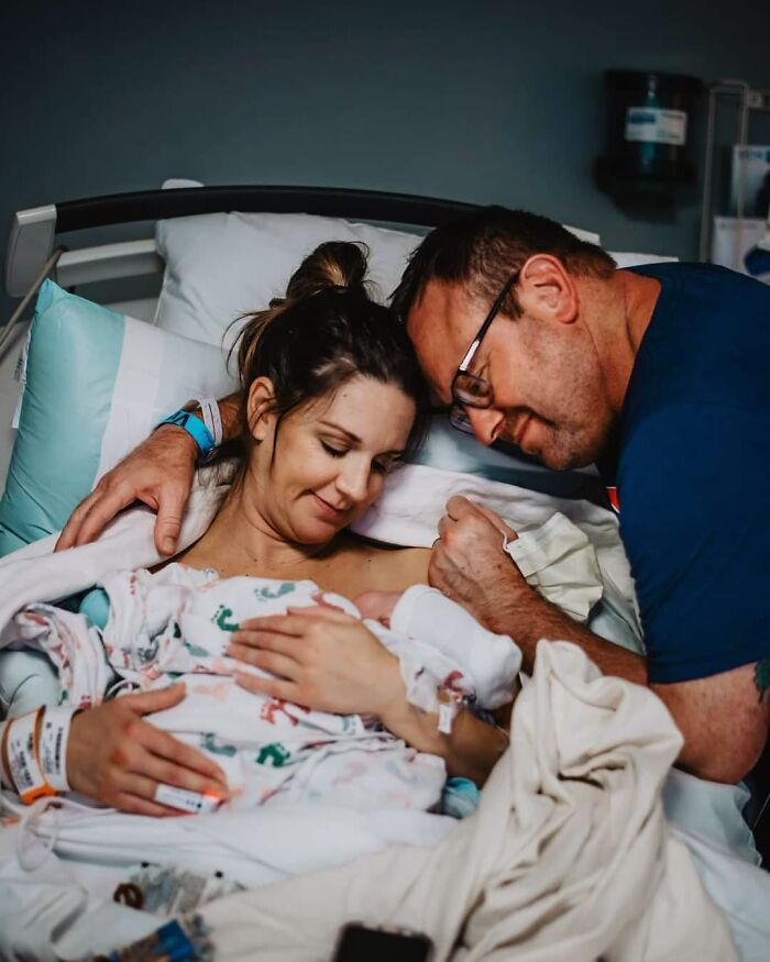 This Photographer Captures The Genuine Emotions Of Parents-To-Be At Birth (28 New Pics)