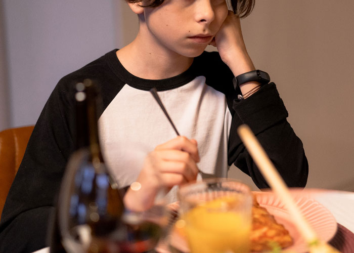 Sister's Family Tries Shaming Man For Not Paying $190 For Their Son's Steak, Despite The Man Warning The Boy Not To Order It Sister's Family Tries Shaming Man For Not Paying $190 For Their Son's Steak, Despite The Man Warning The Boy Not To Order It