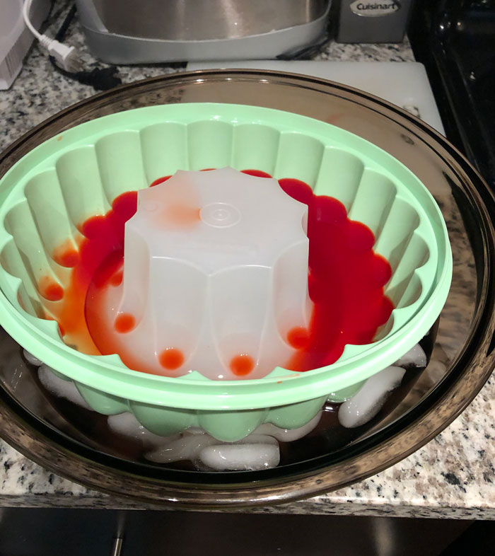 Man Helps A Random Customer Who Happens To Be &ldquo;The Least Romantic Man On The Planet&rdquo; Pleasantly Surprise His Wife With A Thoughtful Gift