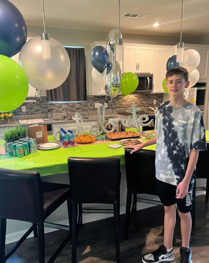 Familia adopta a un niño después de que este se convirtiera en el mejor amigo de su hijo