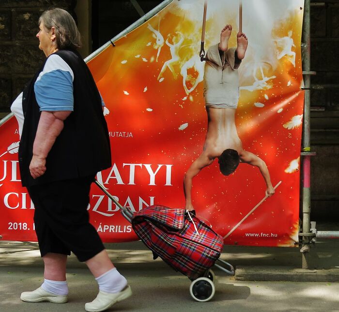 Photographer Captures Unbelievable Coincidences In The Streets