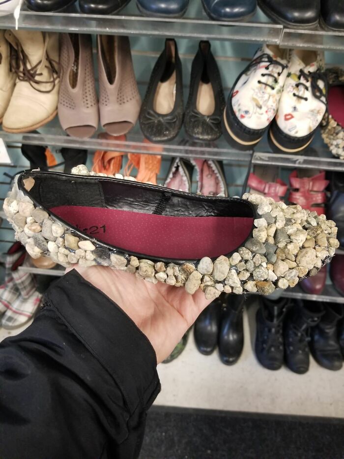 Encontrado en una tienda de segunda mano. (No por mí) Por descontado que sé encontrar rocas, pero ¿por qué?