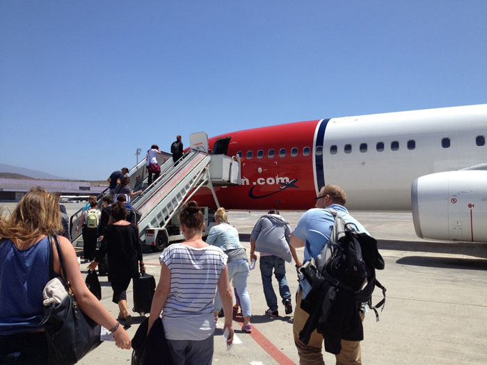 Airplane Passenger Who Cut In Line To Exit The Plane Gets Schooled By Other Passenger, Seeks Backup Online, Gets Schooled Some More Airplane Passenger Who Cut In Line To Exit The Plane Gets Schooled By Other Passenger, Seeks Backup Online, Gets Schooled Some More