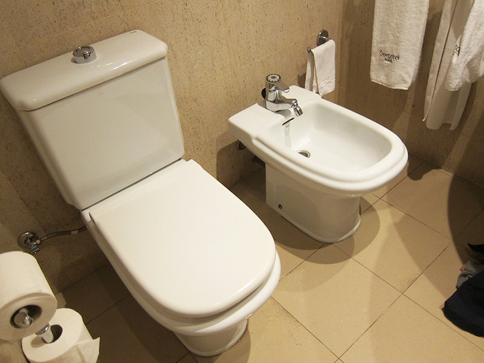 “Seems Like She Used It To Dry Her Feet And Hands”: Woman Is Furious After She Realizes What A Bidet Really Is “Seems Like She Used It To Dry Her Feet And Hands”: Woman Is Furious After She Realizes What A Bidet Really Is