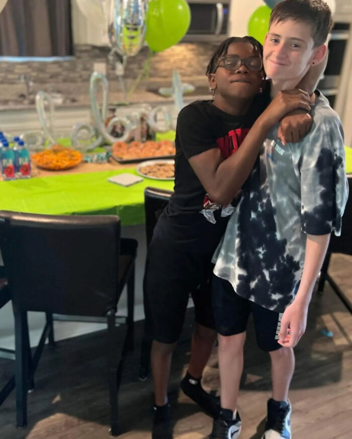 Familia adopta a un niño después de que este se convirtiera en el mejor amigo de su hijo