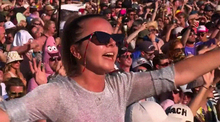 Lewis Capaldi Apologizes To Fans As He Battles Tics During The Show, And The Crowd&rsquo;s Response Is Amazing